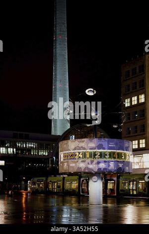 Berlin, Allemagne - 03 janvier 2018 : L'horloge mondiale de nuit sur Alexanderplatz sous la pluie le 3 janvier 2018 à Berlin Banque D'Images