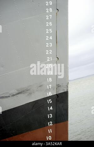 Gros plan de l'échelle d'une jauge de profondeur sur le côté de la proue d'un navire Banque D'Images
