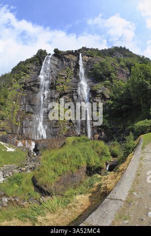 Twin Falls dans les montagnes du nord de l'Italie. Objectif fisheye photo Banque D'Images