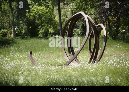 Bad Homburg, Allemagne - 19 mai 2018 : une sculpture moderne et en forme de spirale à l'exposition d'art Blickachsen et biennale de sculpture dans le jardin du spa o Banque D'Images