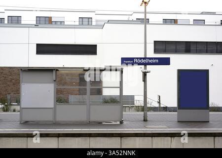 La plate-forme et un nouvel abri à la station de S-Bahn Roedelheim de Francfort Banque D'Images