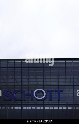 Mayence, Allemagne - 10 février 2018 : façade en verre du siège de Schott AG à Mayence avec fenêtres teintées et logo le 10 février 2018 à Mayence Banque D'Images