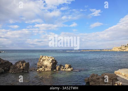 Lever de soleil au large de la côte de la mer Méditerranée. Rochers pittoresques illuminés par le soleil. Israël, la chute Banque D'Images