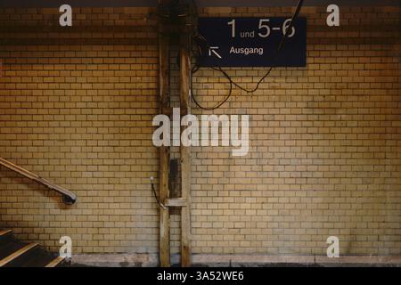 La sortie d'un ancien tunnel ferroviaire nostalgique aux murs carrelés Banque D'Images