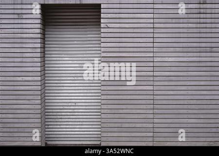 Un gros plan des lambris en bois sur le mur d'un magasin fermé avec les stores de porte baissés Banque D'Images