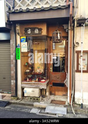 Intéressant et vieux magasin étroit dans une petite rue à Asakusa, Tokyo. Banque D'Images