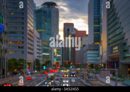 Osaka, Japon - Sep 25 2024, vue panoramique d'une rue large avec des voitures et des bus, des arbres sont plantés le long de la route, les gens marchent le long des trottoirs, pict entier Banque D'Images