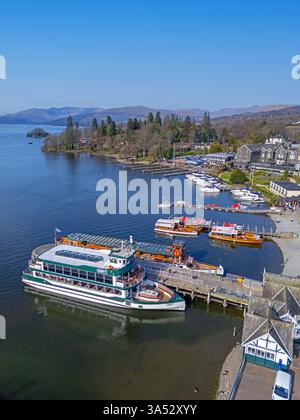 Lake Windermere Ferry photographié le 1er jour du printemps sur le rivage de Bowness-on-Windermere, Cumbria. 20 mars 2025. Banque D'Images