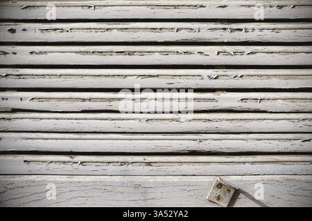 Le gros plan d'un vieux store en bois et en bois qui s'estompe Banque D'Images