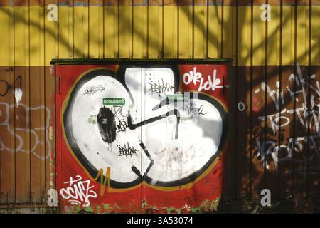 Une porte en acier peinte avec graffiti ou porte ignifuge et sortie de secours Banque D'Images