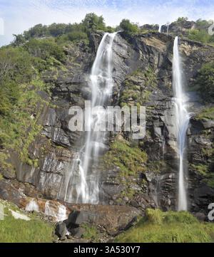 Twin Falls dans les montagnes du nord de l'Italie. Objectif fisheye photo Banque D'Images