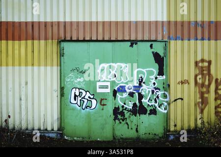 Une porte en acier peinte avec graffiti ou porte ignifuge et sortie de secours Banque D'Images