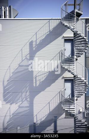 Un escalier en colimaçon, issue de secours, sur la façade latérale d'un bâtiment industriel Banque D'Images