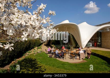 20 mars 2025, Londres, Royaume-Uni. Les températures de l'équinoxe de printemps ont atteint 21 °C alors que le Royaume-Uni enregistre le jour le plus chaud de l'année jusqu'à présent. Sur la photo : les gens apprécient le soleil au début du printemps au Serpentine North Cafe, Hyde Park, Londres Banque D'Images