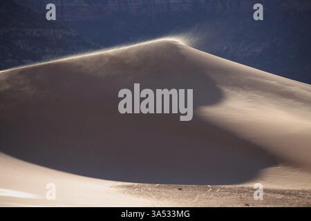 Réserver Coral sand dunes aux États-Unis. Le lever du soleil, la brise matinale Banque D'Images