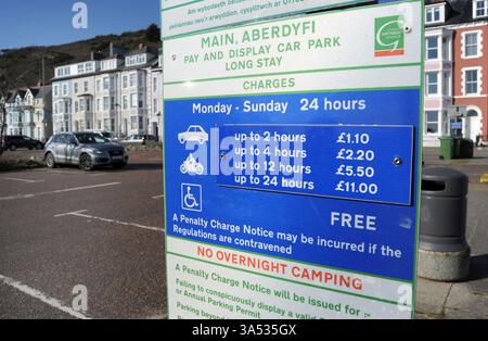 PANNEAU D'INFORMATION DANS LE PARKING EN BORD DE MER GALLOIS RE PLACES DE PARKING RESTRICTIONS AMENDES CHARGES PÉNALITÉS PAYS DE GALLES ETC UK Banque D'Images