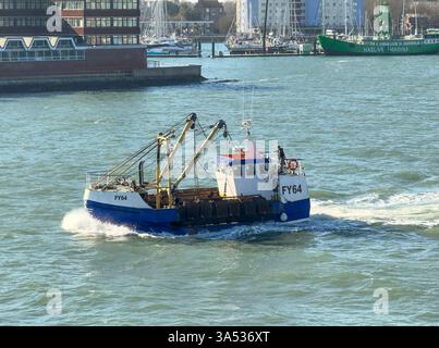 Portsmouth Angleterre Royaume-Uni. 18.03.2025. Chalutier de pêche partant en mer de Portsmouth, dans le sud de l'Angleterre, Royaume-Uni. Banque D'Images