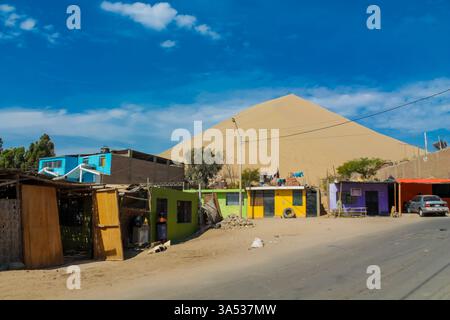 Dunes de la ville d'ICA, oasis Huacachina au Pérou. Lac avec des palmiers entouré de dunes de sable dans le désert sur la côte pacifique du Pérou. Dunes d'ICA Banque D'Images