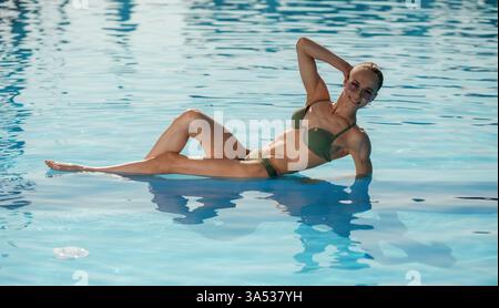 Profiter des vacances, de l'eau propre, couché. Belle jeune femme est à la station, vacances. Banque D'Images