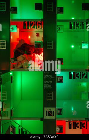 Casiers du Centre Pompidou, illuminés de couleurs rouge et verte pour indiquer s’ils sont occupés ou non. Paris, France. Banque D'Images