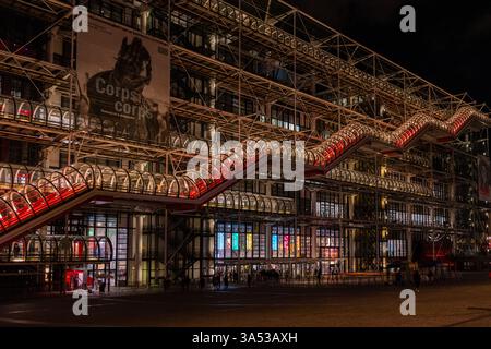 Vue du Centre Pompidou à Paris, France, la nuit. Banque D'Images
