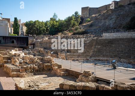 La forteresse Alcazaba avec les ruines antiques du théâtre romain, ou Teatro Romano de Malaga, à Malaga, Espagne. Banque D'Images