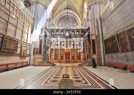 Église du Saint-Sépulcre à Jérusalem. Immense hall joliment décoré en face de l'Edicule. Hall éclairait la lumière du soleil à travers les fenêtres dans le dôme et Banque D'Images