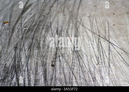 Les traces de pneus de bicyclettes sur l'asphalte d'une chaussée via gros plan et vue de dessus Banque D'Images