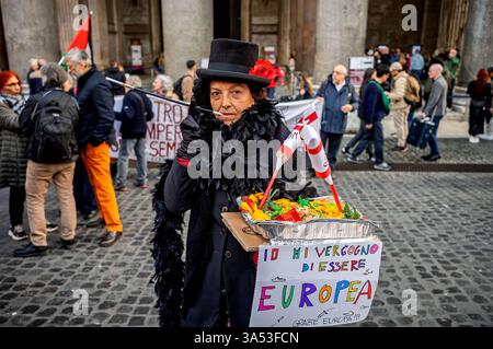Des manifestants pro-palestiniens à Rome protestent contre les bombardements d'Israël ROME, ITALIE - 20 MARS : un manifestant tient une pancarte qui dit : « J'ai honte d'être européen, lors de la manifestation des partisans pro-palestiniens au Panthéon contre les frappes aériennes de Tsahal dans la bande de Gaza, qui ont tué plus de 400 personnes, selon le ministère de la santé de Gaza, le 20 mars 2025 à Rome, Italie. Rome Italie Copyright : xStefanoxMontesix Banque D'Images