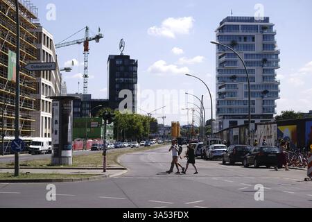 Berlin, Allemagne - 16 juillet 2018 : touristes et circulation stationnée le long de la East Side Gallery, une section artistiquement peinte du mur de Berlin le 16 juillet Banque D'Images