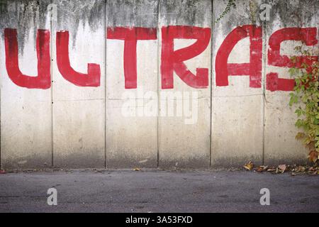 Le mot et graffiti Ultras pour fan de football sur un mur de béton Banque D'Images
