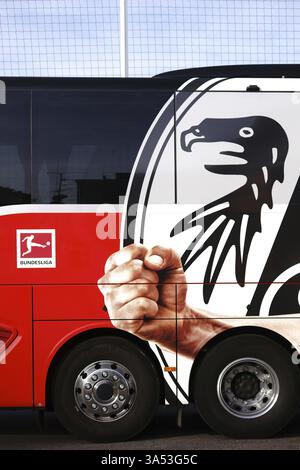 Mayence, Allemagne - 25 octobre 2017 : écusson du club de football SC Fribourg sur le bus de l'équipe lors d'un match de championnat régional à Mayence le 25 octobre 20 Banque D'Images