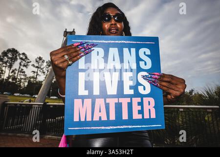 Tallahassee, Floride, États-Unis. 20 mars 2025. Un activiste anonyme tient une pancarte qui dit « TRANS Lives Matter » alors que les militants transgenres et LGBTQ et leurs alliés de tout l'État de Floride se rassemblent et marchent jusqu'aux marches du Capitole pour contester la récente législation qui cherche à censurer les discussions LGBTQ, à démanteler les programmes de diversité, d'équité et d'inclusion (DEI) et à cibler les communautés minoritaires. (Crédit image : © Dave Decker/ZUMA Press Wire) USAGE ÉDITORIAL SEULEMENT ! Non destiné à UN USAGE commercial ! Banque D'Images