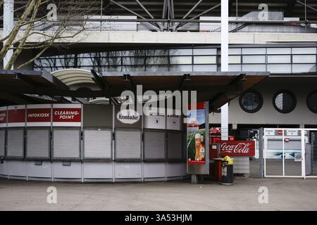 Stuttgart, Allemagne - 03 février 2018 : kiosques de restauration à l'entrée de la Mercedes-Benz Arena le 03 février 2018 à Stuttgart Banque D'Images