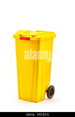 Poubelle jaune vif avec roues pour une élimination pratique des déchets dans les environnements modernes et les espaces extérieurs, parfait pour une gestion efficace des déchets Banque D'Images