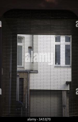 Gros plan d'une barrière de fer abaissée à l'entrée de la cour d'un immeuble commercial et détaillant Banque D'Images