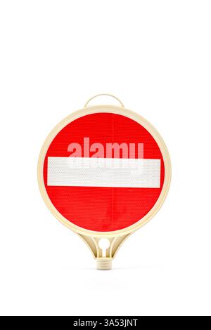 Panneau rouge circulaire avec barre blanche horizontale conçu pour indiquer les restrictions et règlements routiers aux conducteurs et aux piétons dans les zones urbaines et Banque D'Images