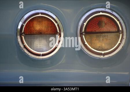 Gros plan d'un feu arrière rond sur une voiture classique Banque D'Images