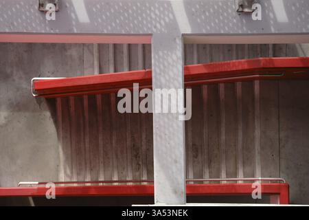 La vue de dessus d'un escalier en béton dans un parking à plusieurs étages Banque D'Images
