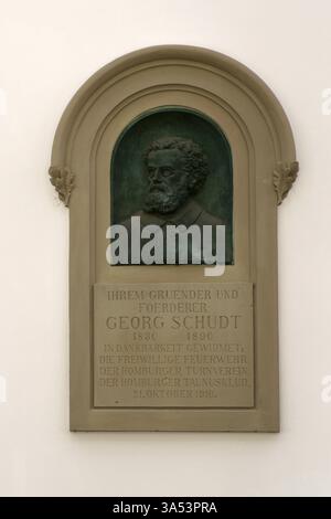 Bad Homburg, Allemagne - 09 juin 2019 : la plaque commémorative protégée par le patrimoine de Georg Schudt sur le mur extérieur du gymnase le 09 juin 2019 en B. Banque D'Images