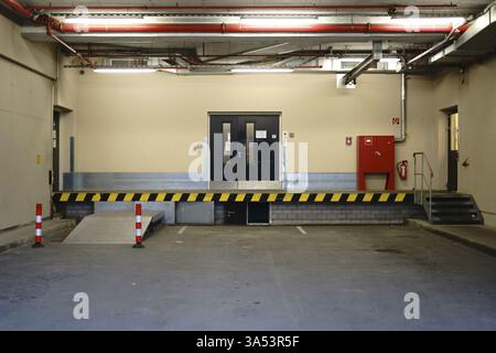 La rampe de chargement d'un bâtiment commercial avec équipement de protection incendie Banque D'Images