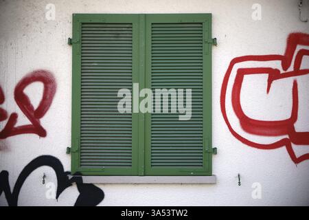 Volets peints en vert et nostalgiques sur une fenêtre fermée Banque D'Images