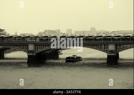 Le Blackfriars Bridge sur la Tamise à Londres avec des panneaux solaires sur le toit Banque D'Images