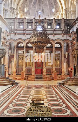 Église du Saint-Sépulcre à Jérusalem. Immense hall joliment décoré en face de l'Edicule. Au centre se trouve un vase en pierre - le nombril du e Banque D'Images