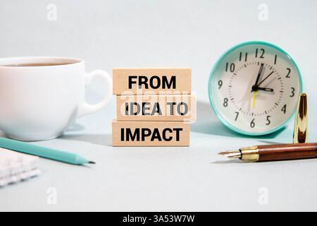 FACTEUR D'IMPACT texte écrit sur autocollant avec un crayon et des lunettes Banque D'Images
