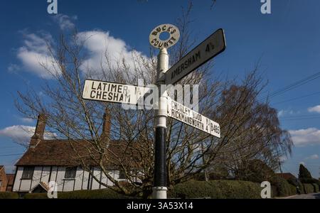 Panneau routier du comté de Bucks à Chenies Village Green, Buckinghamshire, Angleterre, indiquant les distances jusqu'à Latimer, Chesham, Chorleywood, Rickmansworth, Amersham Banque D'Images