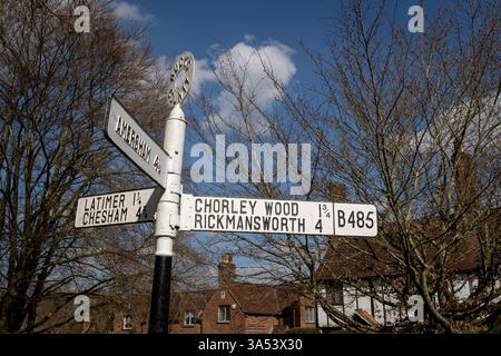 Panneau routier du comté de Bucks à Chenies Village Green, Buckinghamshire, Angleterre, indiquant les distances jusqu'à Latimer, Chesham, Chorleywood, Rickmansworth, Amersham Banque D'Images