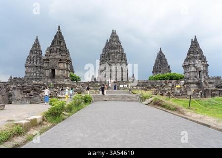 Yogyakarta, Indonésie - 21 janvier 2025 : visiteurs du temple de Prambanan à Yogyakarta, Indonésie. Banque D'Images