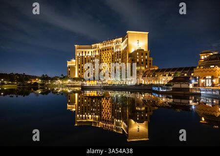 Gran Destino Tower illuminé la nuit avec des reflets sur le Lago Dorado au Disney’s Coronado Springs Resort, Lake Buena Vista, Floride. Banque D'Images