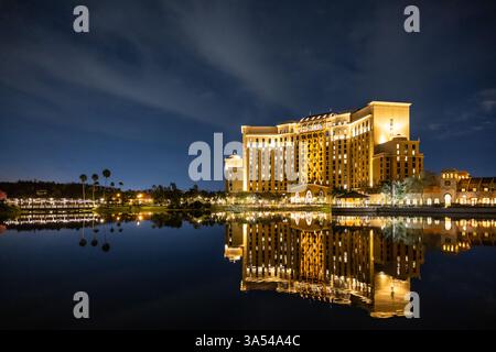 Gran Destino Tower illuminé la nuit avec des reflets sur le Lago Dorado au Disney’s Coronado Springs Resort, Lake Buena Vista, Floride. Banque D'Images